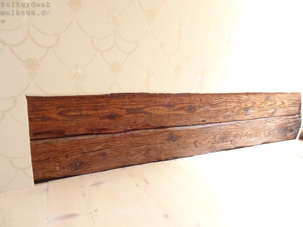 Balkenkranz mit Holzstruktur und Maserung