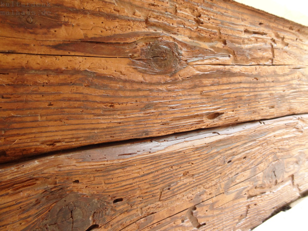 Balkenkranz mit Holzstruktur