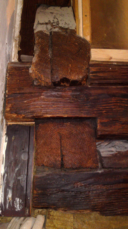Kulturdenkmal Haus Blockkranz Balkenkranz drempelartig.jpg Kulturdenkmal Haus Blockkranz Balkenkranz drempelartig.jpg